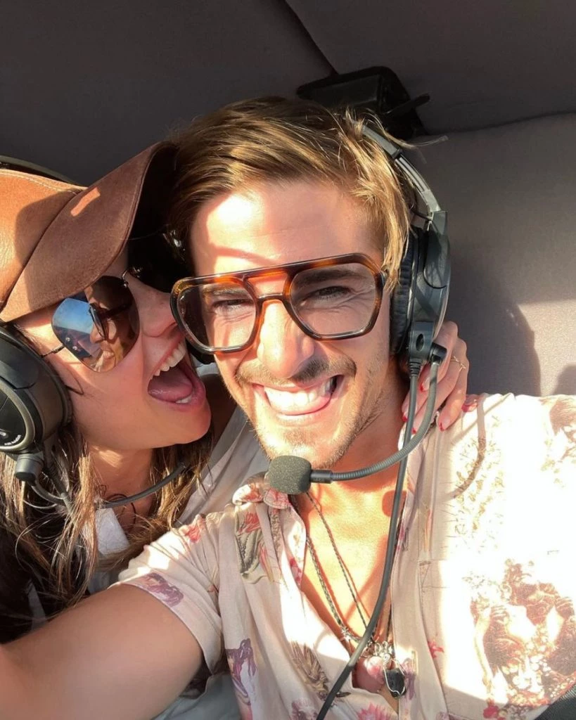 Jujuy y su novio en Punta del Este pasearon en helicóptero.