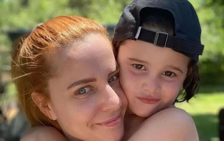 Kampher de vacaciones con su hijo