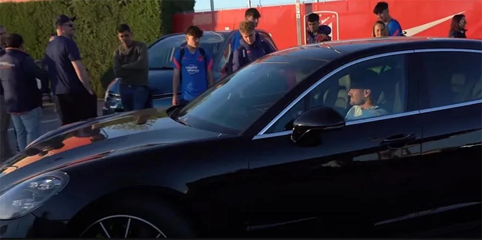 Los autos de Rodrigo de Paul y Camila Homs.