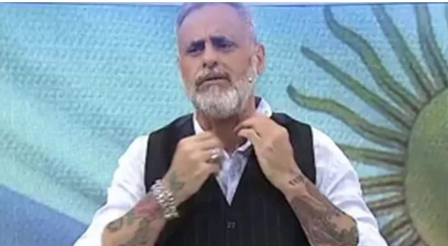 Rial muy quisquilloso con su cuello de camisa