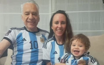 Las fotos playeras de las vacaciones de Alberto Cormillot junto a su esposa, Estefanía Pasquini, y su hijo Emilio