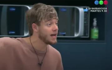 El incendiario video de Nacho recibiendo ayuda de la producción