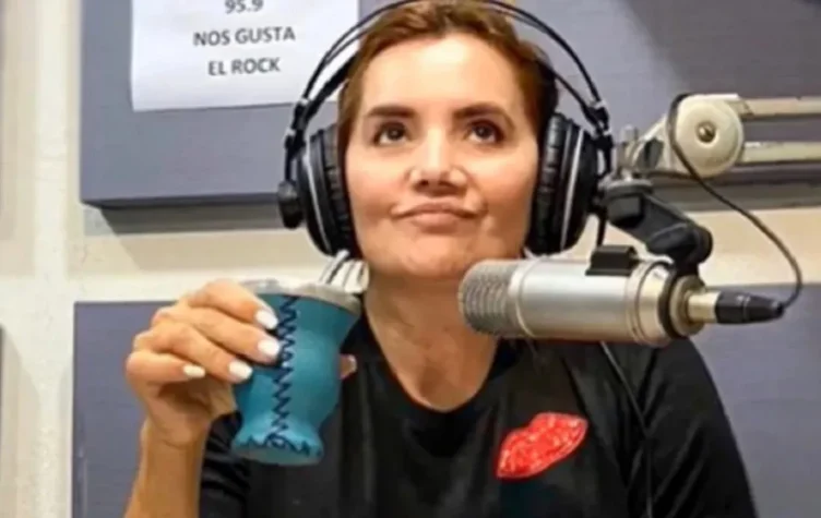 Nancy Pazos se saco la ropa en su programa de radio