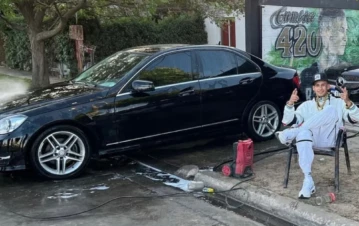 L-Gante mostró algunos de sus autos importados: "Joya, nunca taxi"