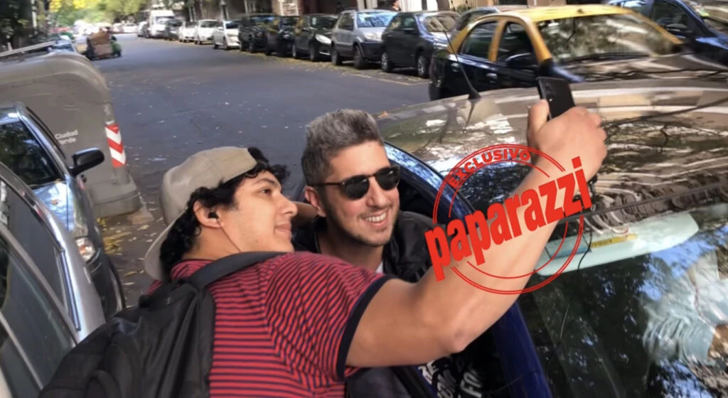 TIENE BANCA: CUANDO TERMINO LA NOTA, UN TRANSEUNTE LE PIDIO UNA FOTO A JEY, Y EL ACCEDIO.