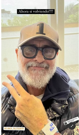 Jorge Rial antes se subir al avión sanitario