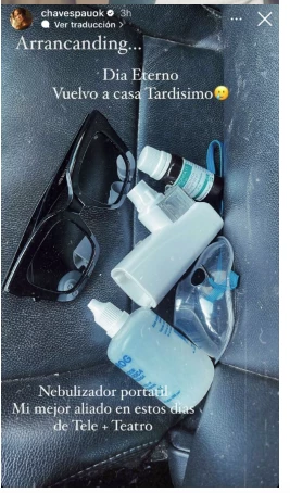 Paula Chaves mostró el nebulizador portátil que tiene en su cartera