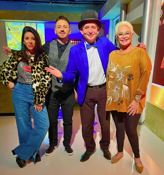 POCHI EN EL PROGRAMA DE CARMEN BARBIERI, AL QUE VA MUY SEGUIDO. AQUI JUNTO A LA COMEDIANTE, A PAMPITO Y AL MAGO SIN DIENTES.