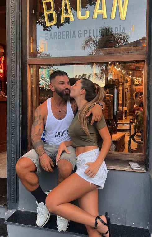 SOTELO JUNTO A OTRA AMIGA EN LA PUERTA DE UNA DE SUS BARBERIAS.