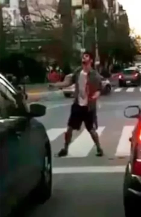 El hijo de Julián Weich haciendo malabares