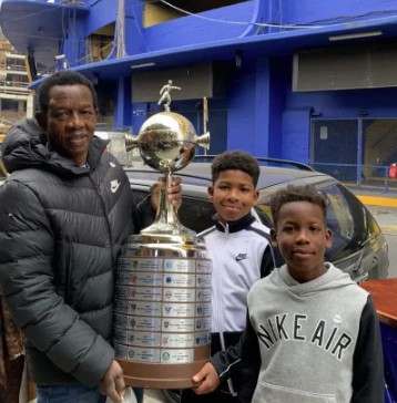 ADVINCULA CON SUS HIJOS Y LA COPA LIBERTADORES. QUIERE GANAR LA SEPTIMA CON BOCA PARA DEDICARSELAS A ELLOS.