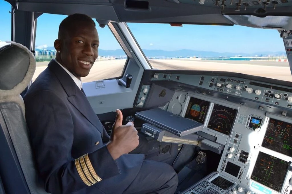 ADVINCULA ES MODELO Y POSO PARA DISTINTAS PUBLICIDADES EN PERU. AQUI, PARA UNA LINEA AREA. ¡¡VUELA!!