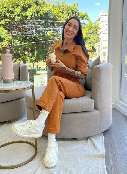 NOELIA PONS, LA EX DE BENEDETTO, EN SU LUGAR DE TRABAJO, UN CENTRO DE COSMETICA Y BELLEZA DONDE LAS MUJERES SE SIENTEN LAS DUEÑAS DEL MUNDO.