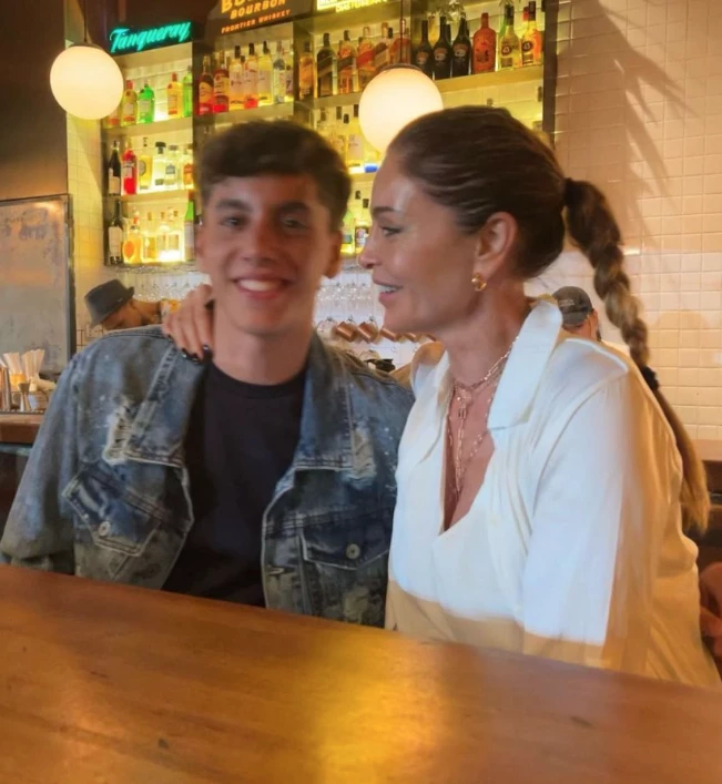 Karina Mazzocco y su hijo adolescente