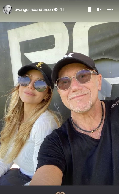 Evangelina Anderson junto a su papá