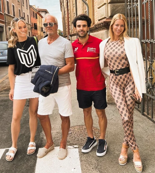 Nicole Neumann junto a su familia