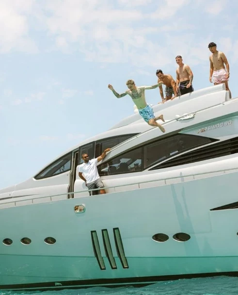 Alejandro Garnacho en un yate desde Ibiza