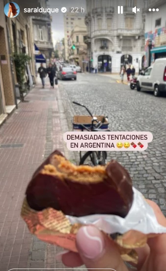 La profesora de inglés de Julián Álvarez probó alfajores en Argentina