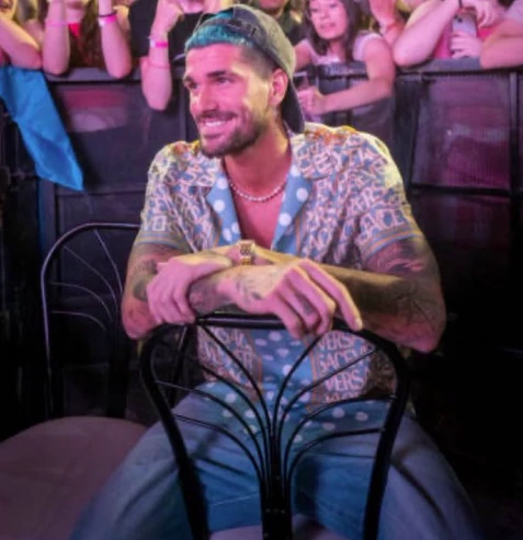 Rodrigo de Paul emocionado en un recital de Tini Stoessel