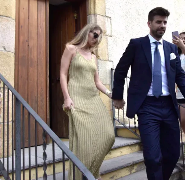 Clara Chía Martí y Gerard Piqué juntos en la boda de su hermano