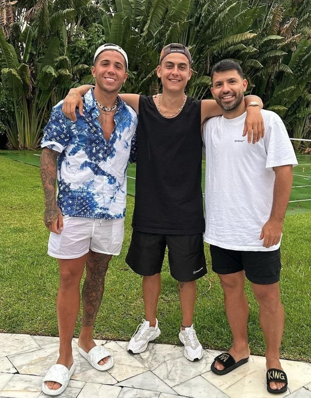 El Kun Agüero junto a Paulo Dybala y Enzo Fernández