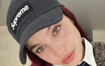 El significativo tatuaje que se hizo Emilia Mernes en Los Angeles: "Te canto un..."