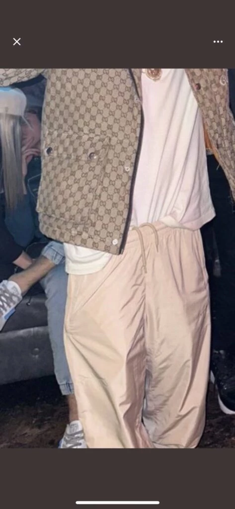 ALLA ATRAS SE VE A DOS PERSONAS A LOS BESOS. ¿SON MARCOS Y JULIETA? PARA DE BRITO Y YANINA LATORRE SI, PARA MUCHA GENTE NO. ¿Y USTEDES DE QUE LADO ESTAN?