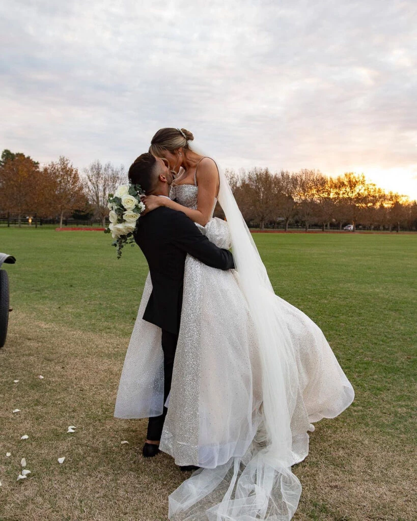 EL NOVIO PUEDE BESAR A LA NOVIA. ¡Y VICEVERSA!