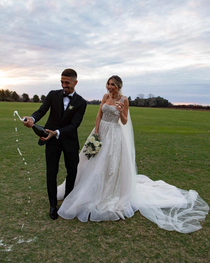 A LANZINI SIEMPRE SE LO VE FELIZ SOBRE EL VERDE CESPED, YA SE PARA JUGAR AL FUTBOL O PARA CELEBRAR SU MATRIMONIO CON JENNIFER RIERA.