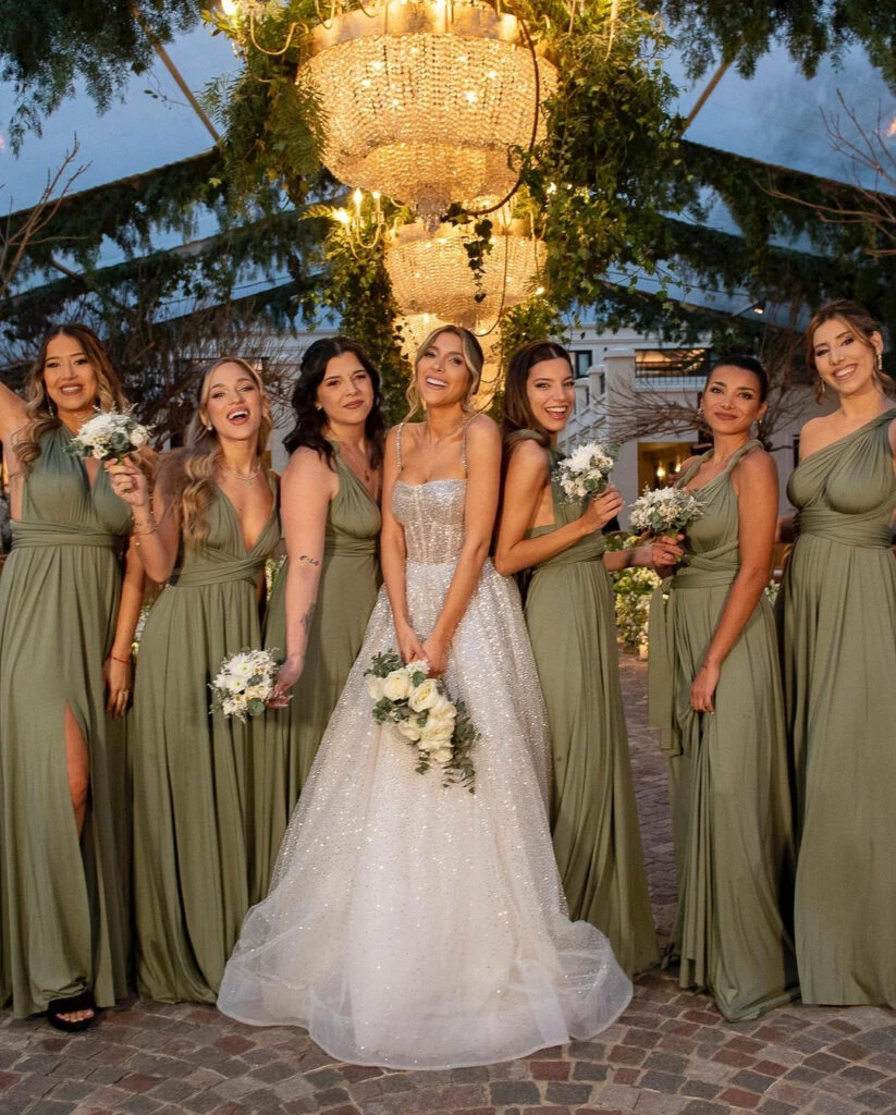 JENIFFER CON SUS DAMAS DE HONOR. OBSERVESE EL NIVEL DE LA FIESTA QUE TODAS FUERON VESTIDAS IGUAL. ¡A LA PIPETA!