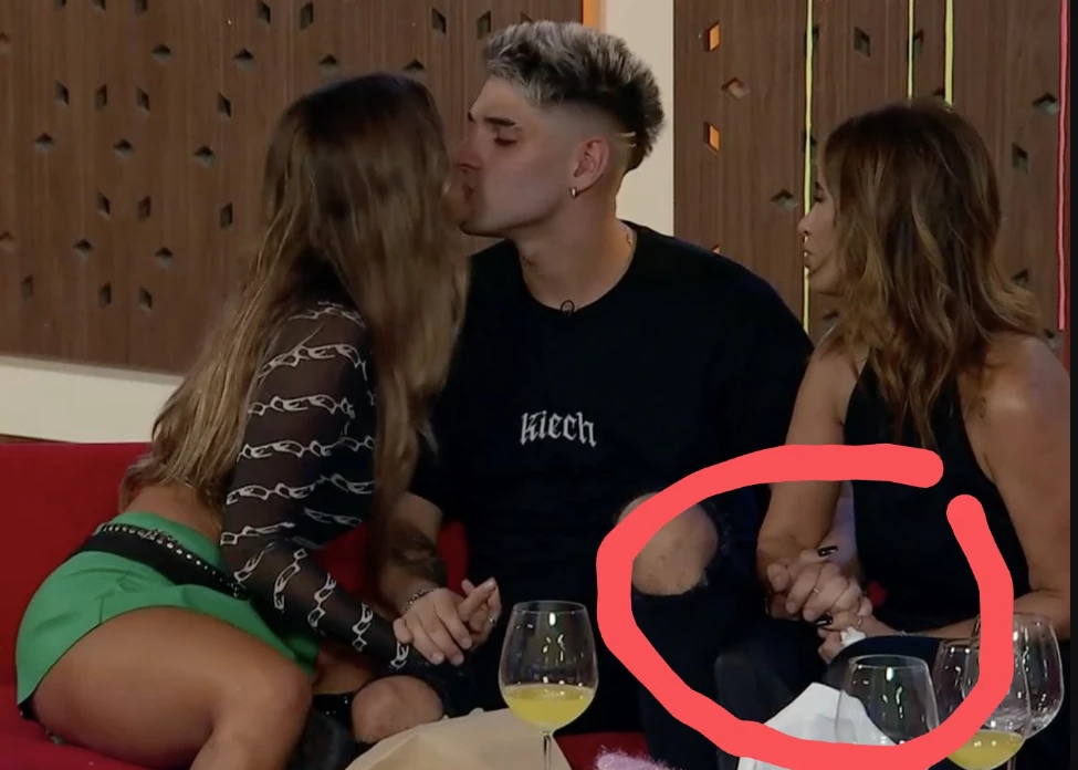 OTRA IMAGEN "FUERTE". LUCCA Y JULIETA A LOS BESOS, PERO EL NO SUELTA LA MANO DE SU SUEGRA, QUE MIRA FIJO COMO SE COMEN LA BOCA. ¿RARO?