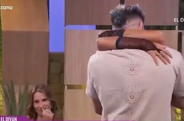 LA CARA DE PATO DENOTA INCOMODIDAD TOTAL ANTE EL BESO DE SU HIJA Y SU YERNO.