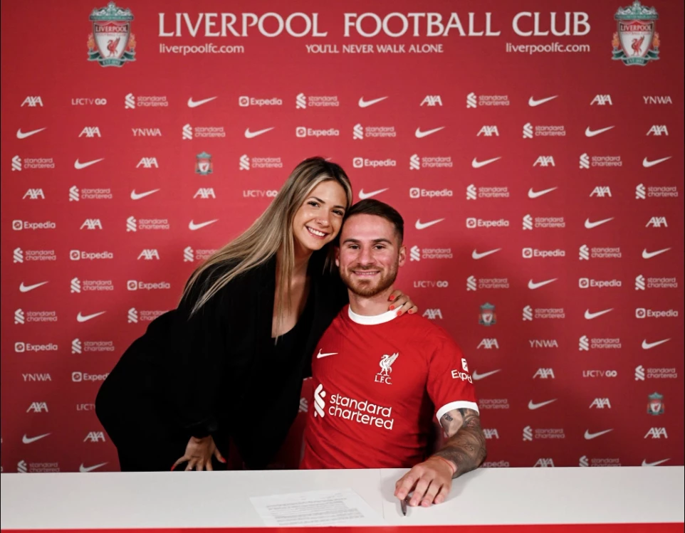 ALEXIS MAC ALLISTER FUE PRESENTADO EN EL LIVERPOOL Y SE SACO ESTA FOTO CON AILEN COVA. PARA CAMILA MAYAN, UNA PATADA EN EL HIGADO.