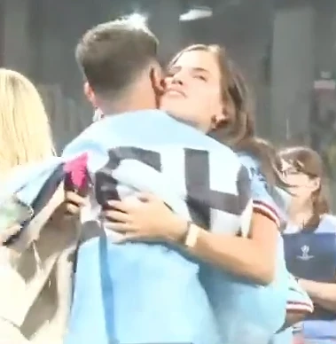 A celebração de Julián Álvarez e sua namorada