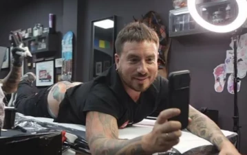 Quién le hizo a Fede Bal un nuevo y lindo tatuaje en… ¡la cola!