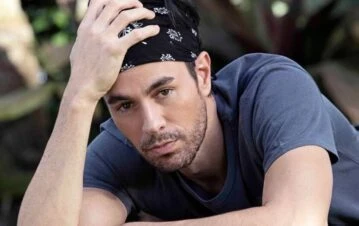 Enrique Iglesias se recuperó de una neumonía y lo celebró con sus tres hijos y con Anna Kournikova