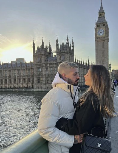 MANU Y JENNIFER VIVEN EN LONDRES, DONDE EL JUEGA. ¿EL BIG BEN MARCARA QUE ES LA HORA DE REGRESAR AL PAÍS?