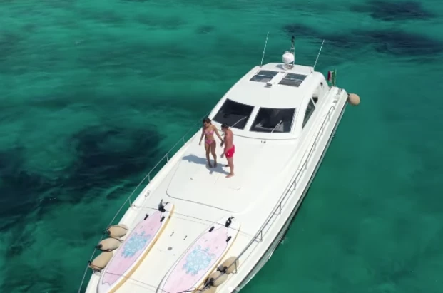 Julián Álvarez y su novia desde un yate