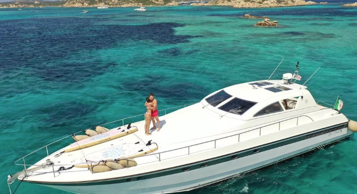 Julián Álvarez y Emilia Ferrero juntos en un yate