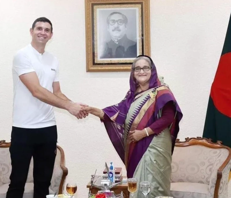 Dibu Martínez en Bangladesh