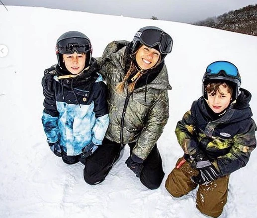 Pampita de vacaciones en Cerro Bayo junto a sus hijos