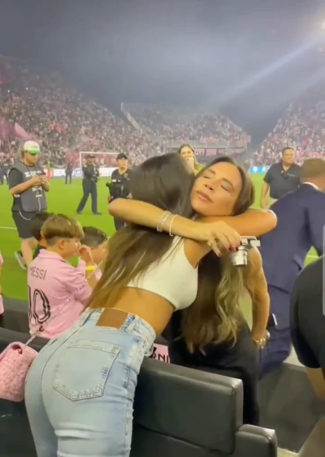 Antonela Roccuzzo e Victoria Beckham se abraçam em Miami