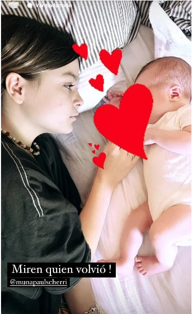 Muna Pauls con su hermanito Bono