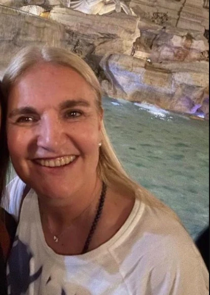 SILVIA D´AURO EN LA FONTANA DI TREVI DISFRUTANDO DEL VERANO EUROPEO. ¡¡QUE MAL LO PASA!!