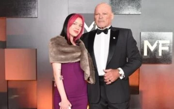 ¡Papelón! La novia de Alfa se coló en los Martín Fierro y comió los tres platos: las fotos