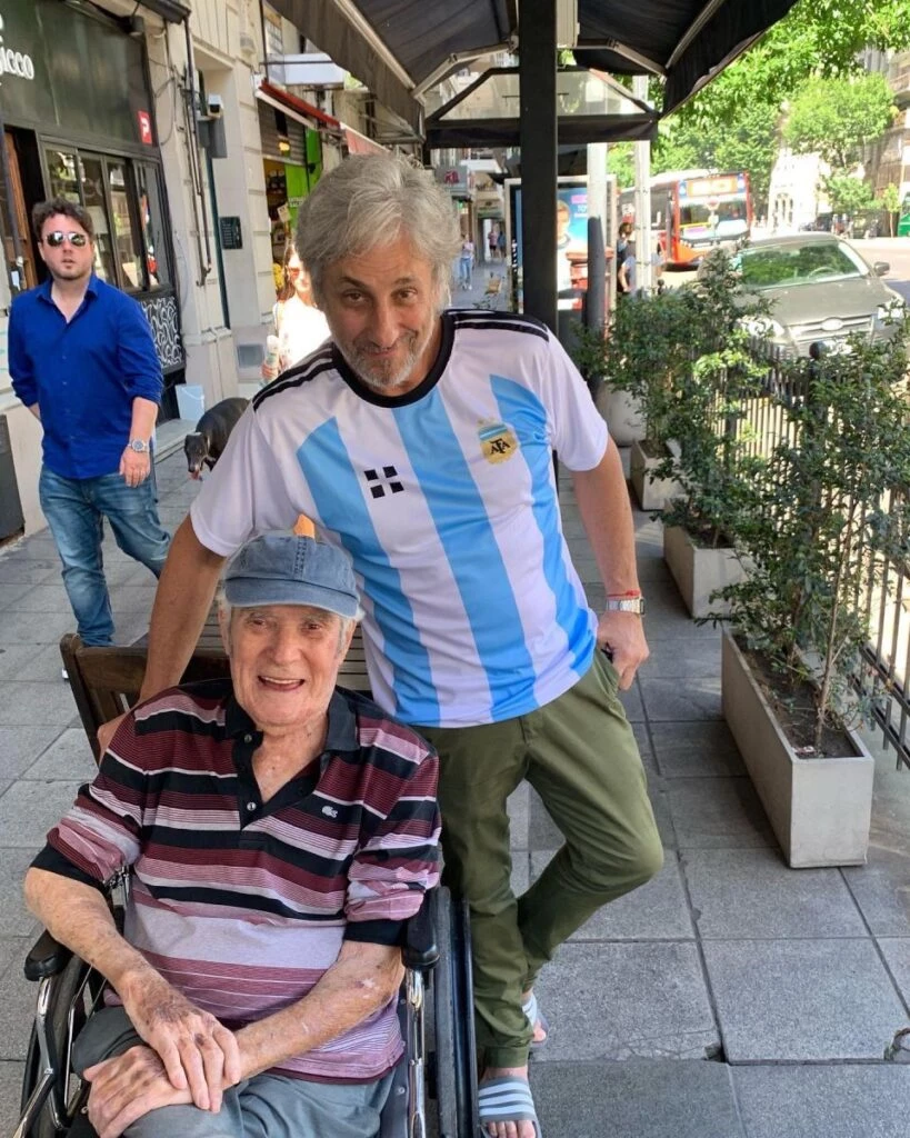 LA ULTIMA FOTO DE CHICO NOVARRO, EN NOVIEMBRE DEL AÑO PASADO JUNTO A SU HIJO PABLO NOVAK. TRANSITO EL ULTIMO TRAMO DE SU VIDA ACOMPAÑADO POR LA CALIDEZ Y EL CARIÑO DE LOS SUYOS.