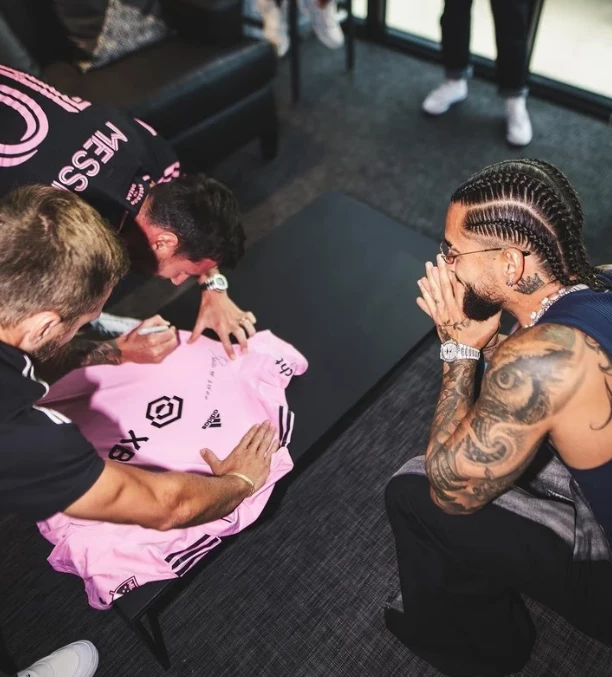 Maluma emocionado por estar al lado de Messi