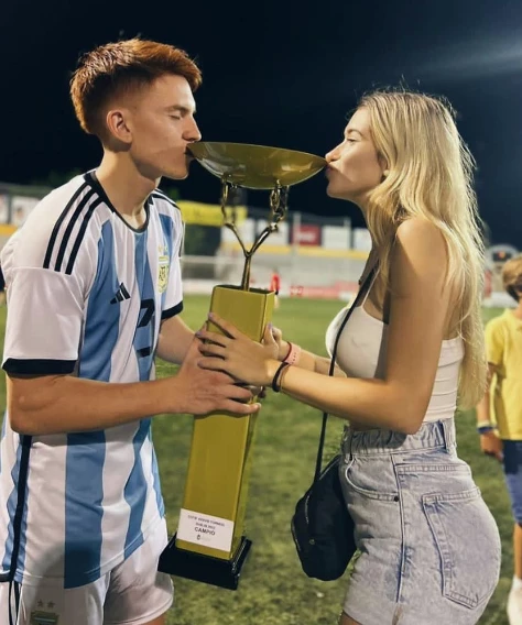 Valentín Barco junto a su novia