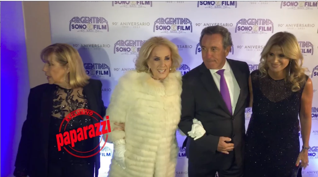 Mirtha con su hija Marcela y Flavia Palmiero