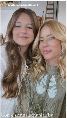 Nicole modeló con su hija más chica